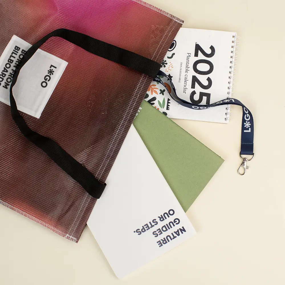 Tote bag reciclada NOLA Tote bag de lona reciclada roja con asas negras con un calendario de 2025, un lanyard, un cuaderno verde y un cuaderno blanco