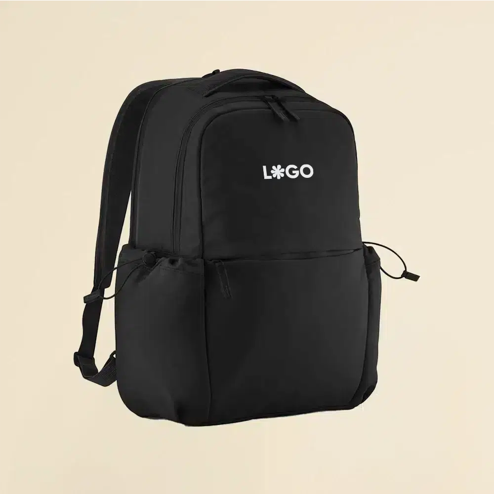 Mochila urbana personalizada FORMA negra Mochila urbana personalizada negra sobre un fondo beige