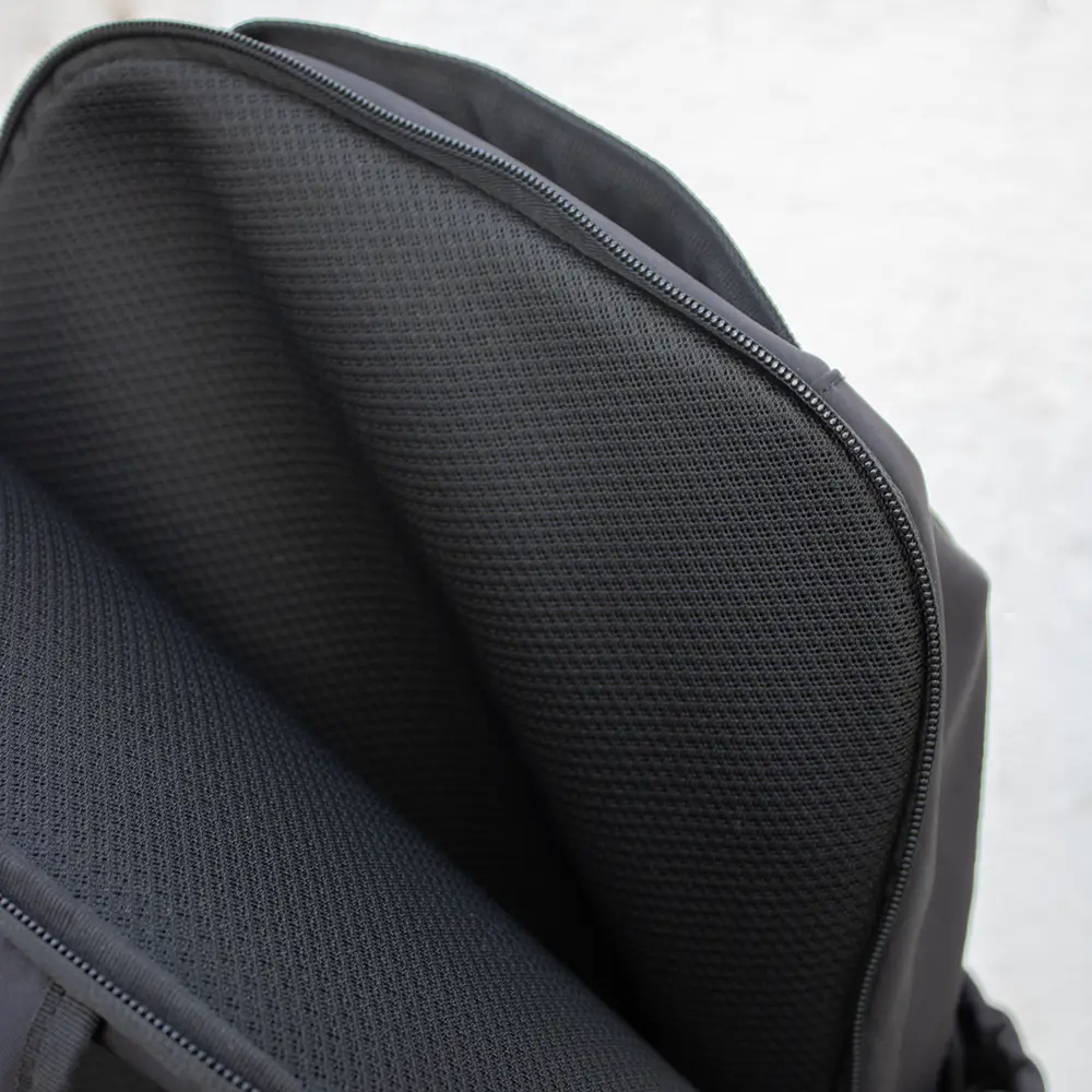 Mochila urbana personalizada FORMA negra Mochila urbana personalizada negra abierta