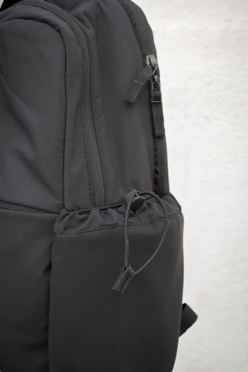 Personalised sustainable backpack for laptop FORMA Mochila urbana personalizada negra