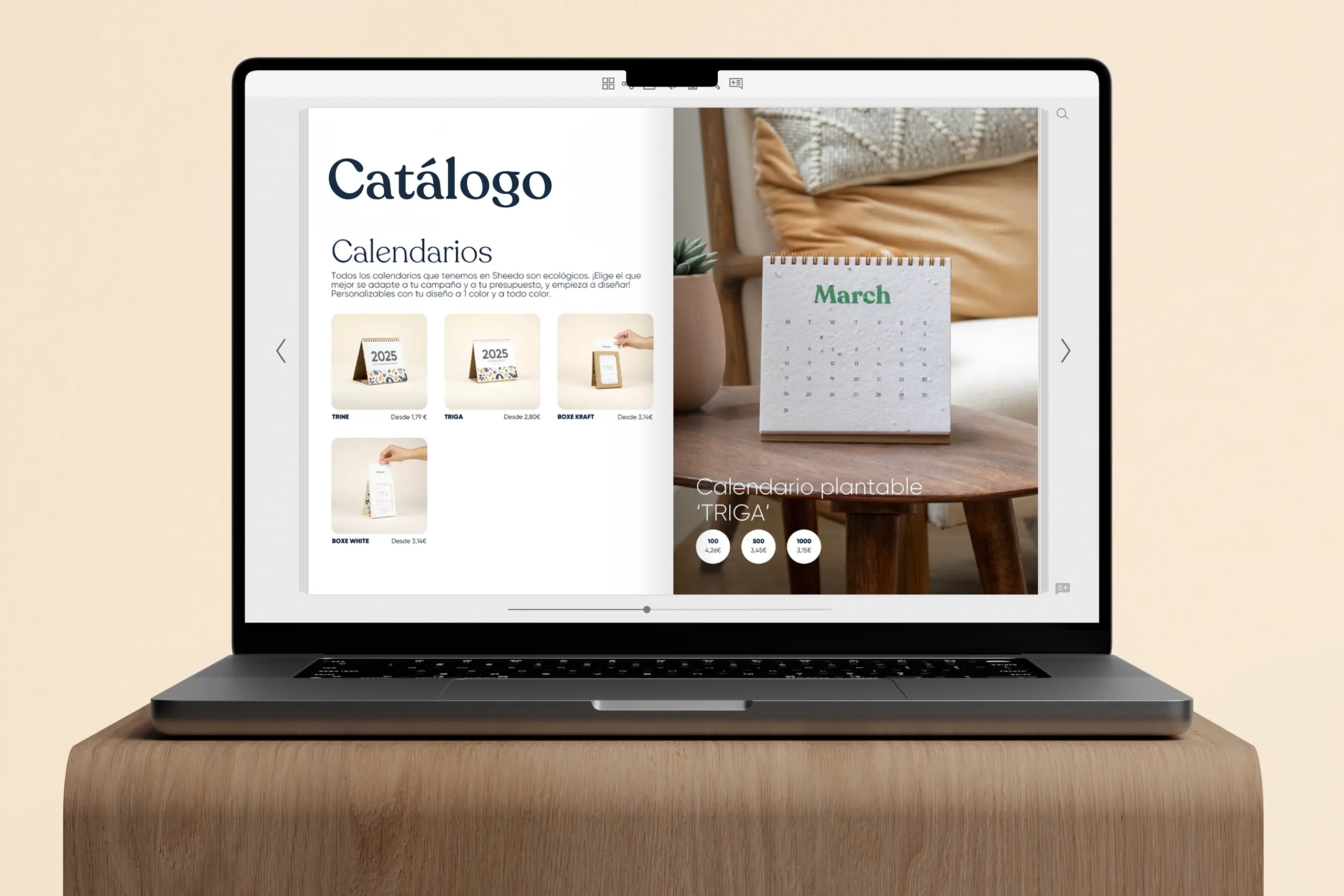 Pantalla de ordenador Imac sobre una superficie de madera, mostrando un catálogo de productos