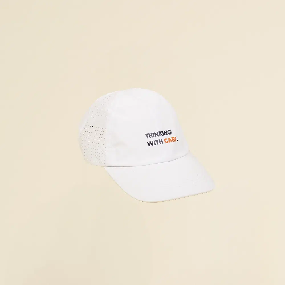 Gorra con visera personalizable blanca en fondo beige