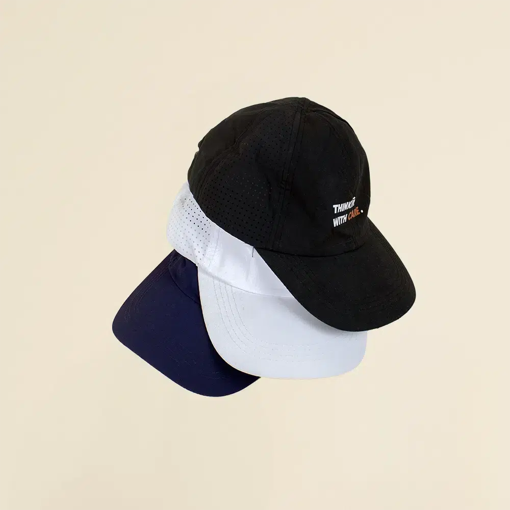 Tres gorras con visera personalizable en fondo beige