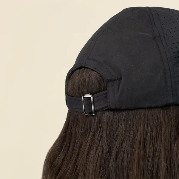 Parte trasera de gorra personalizable con visera deportiva sobre un fondo beige