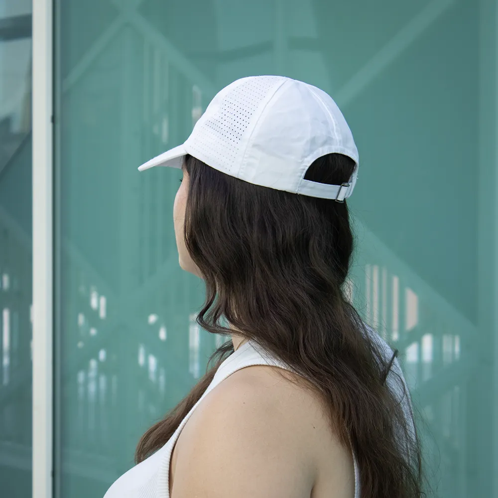 Casquette de sport personnalisée KAPA Chica con una gorra personalizable con visera deportiva parte trasera