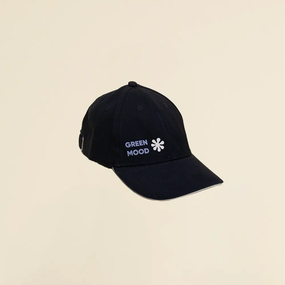 Gorra azul con logo lateral en un fondo beige