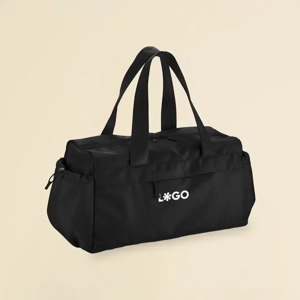 Bolsa de deporte PULSE negra Bolsa de deporte negra de poliéster reciclado sobre un fondo beige