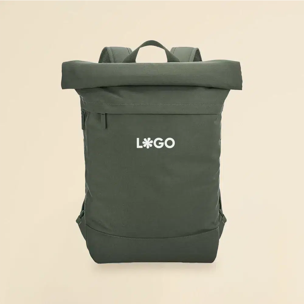 Mochila roll top personalizada ROLA Mochila roll top personalizada verde a un color sobre fondo beige