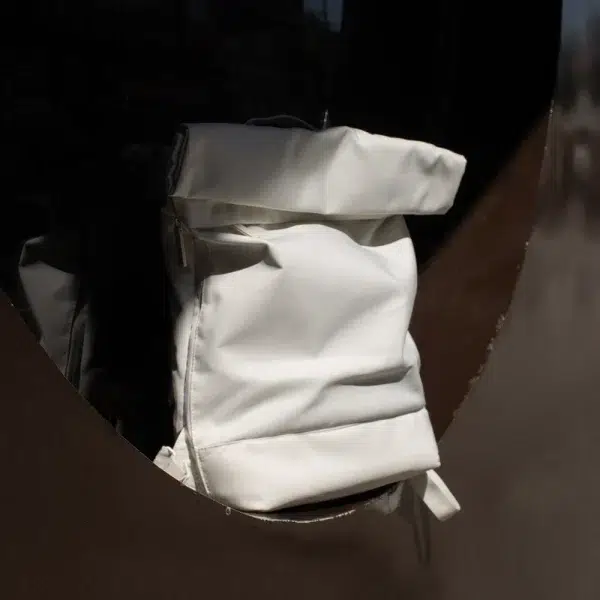 Mochila roll top personalizada blanca sobre una ventana circular de color marrón