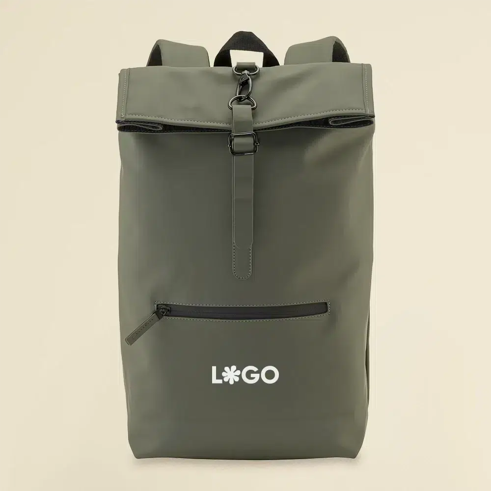 Mochila reciclada con cierre roll top SWAV verde Mochila reciclada con cierre roll top verde a un color sobre fondo beige