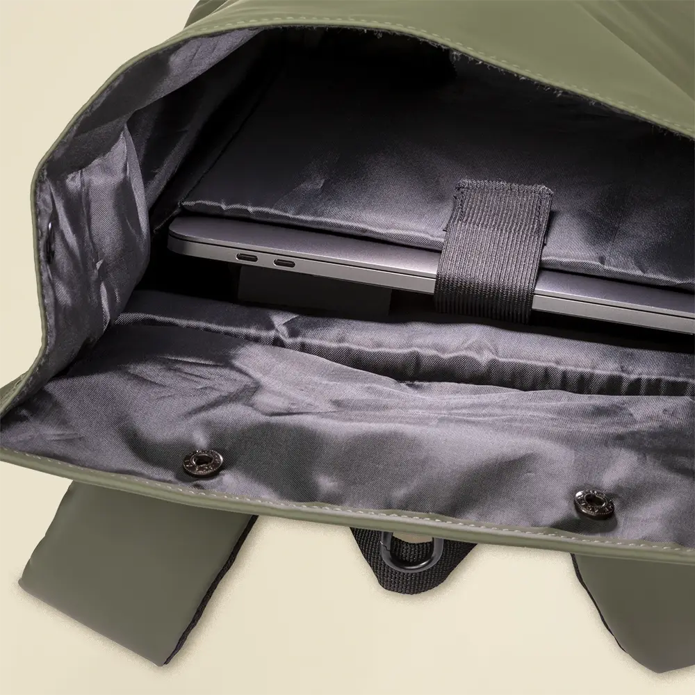 Mochila reciclada con cierre roll top SWAV Mochila reciclada con cierre roll top abierta con un portátil en su interior