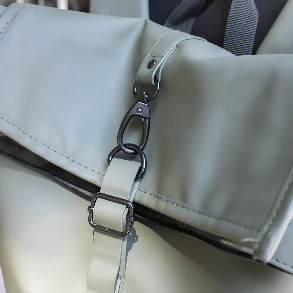 Mochila reciclada con cierre roll top SWAV Mochila reciclada con cierre roll top cerrada