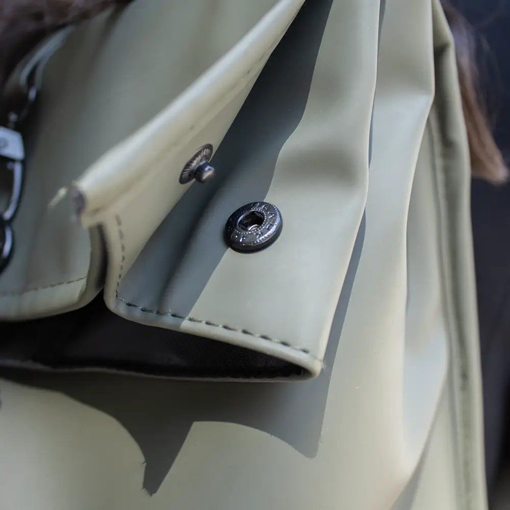 Mochila reciclada con cierre roll top SWAV Botón lateral de mochila reciclada con cierre roll top