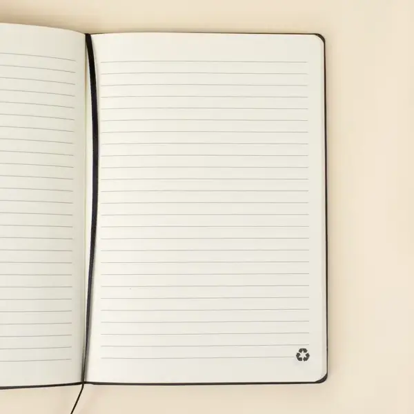 Cuaderno ecológico personalizado abierto sobre una superficie beige