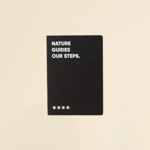 Cuaderno ecológico personalizado negro sobre fondo beige