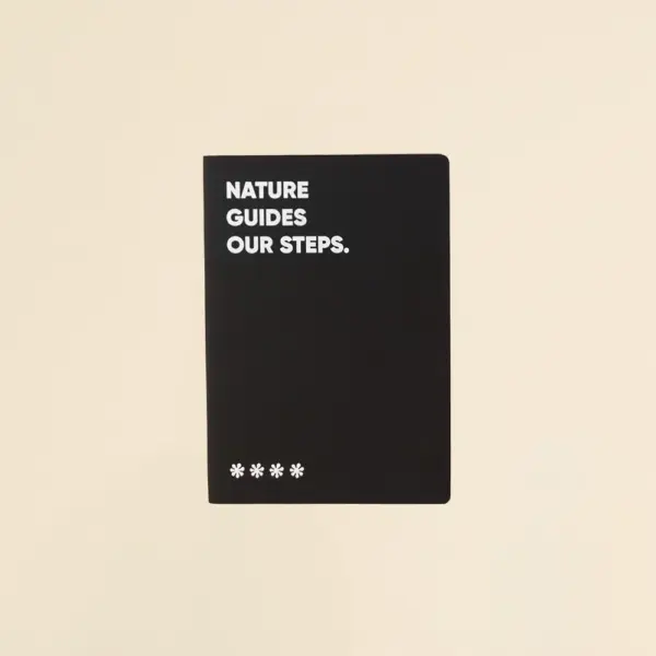 Cuaderno ecológico personalizado negro sobre fondo beige