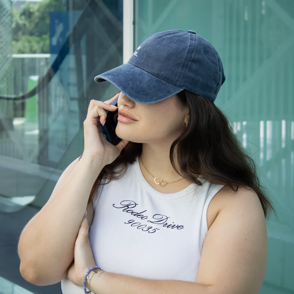 Casquette vintage personnalisée VINTY Chica hablando por teléfono con una gorra vintage azul