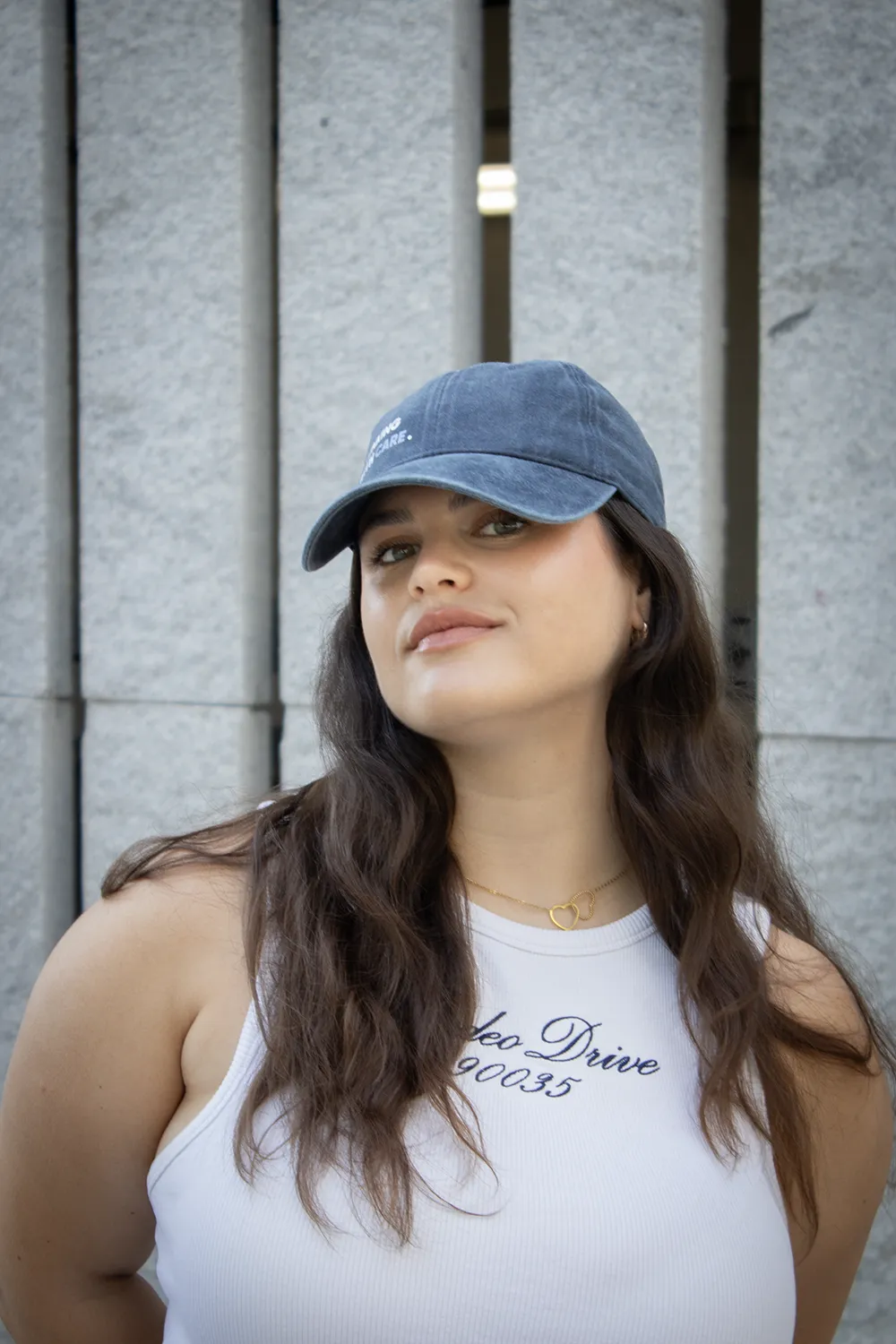 Gorra vintage VINTY Chica mirando a cámara con gorra vintage azul