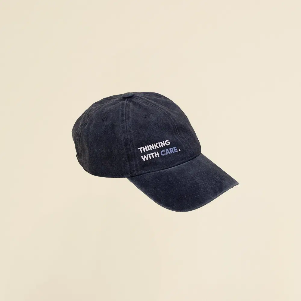Gorra vintage azul con logo en un fondo beige