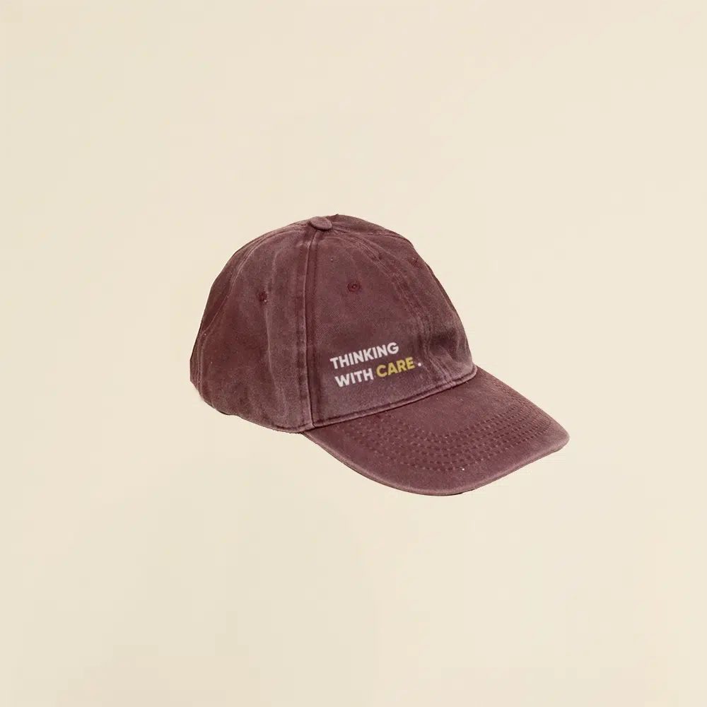 Gorra vintage roja con logo en un fondo beige