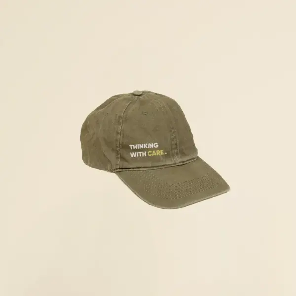 Gorra vintage verde con logo en un fondo beige