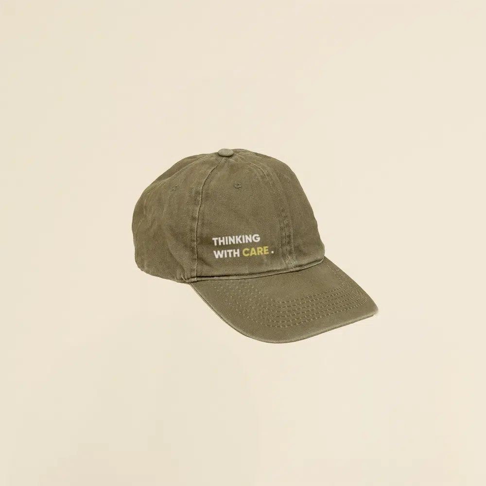 Gorra vintage verde con logo en un fondo beige
