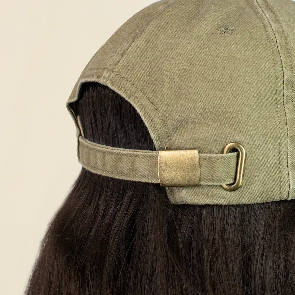 Parte trasera de gorra vintage verde en un fondo beige