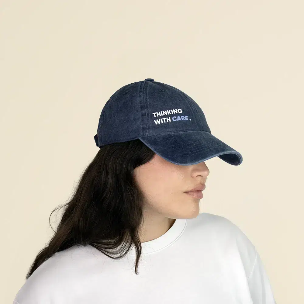 Chica con una gorra vintage azul sobre un fondo beige