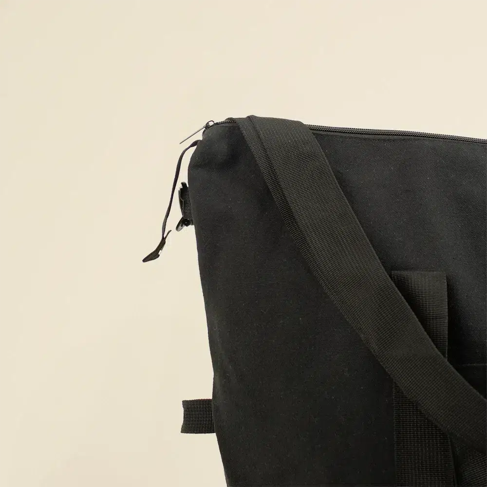 Bolsa de viaje VITA Asas de una bolsa negra de viaje de algodón y poliéster reciclado