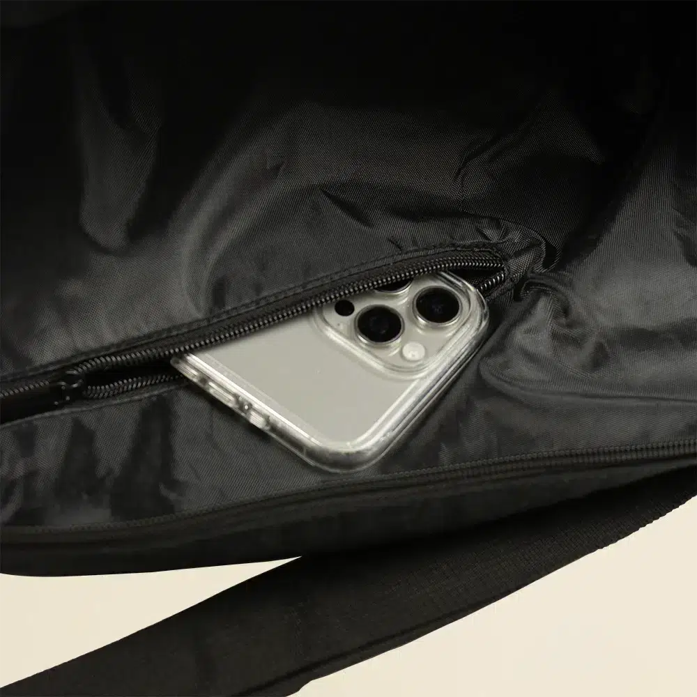 Bolsa de viaje VITA Móvil en el bolsillo de una bolsa negra de viaje de algodón y poliéster reciclado