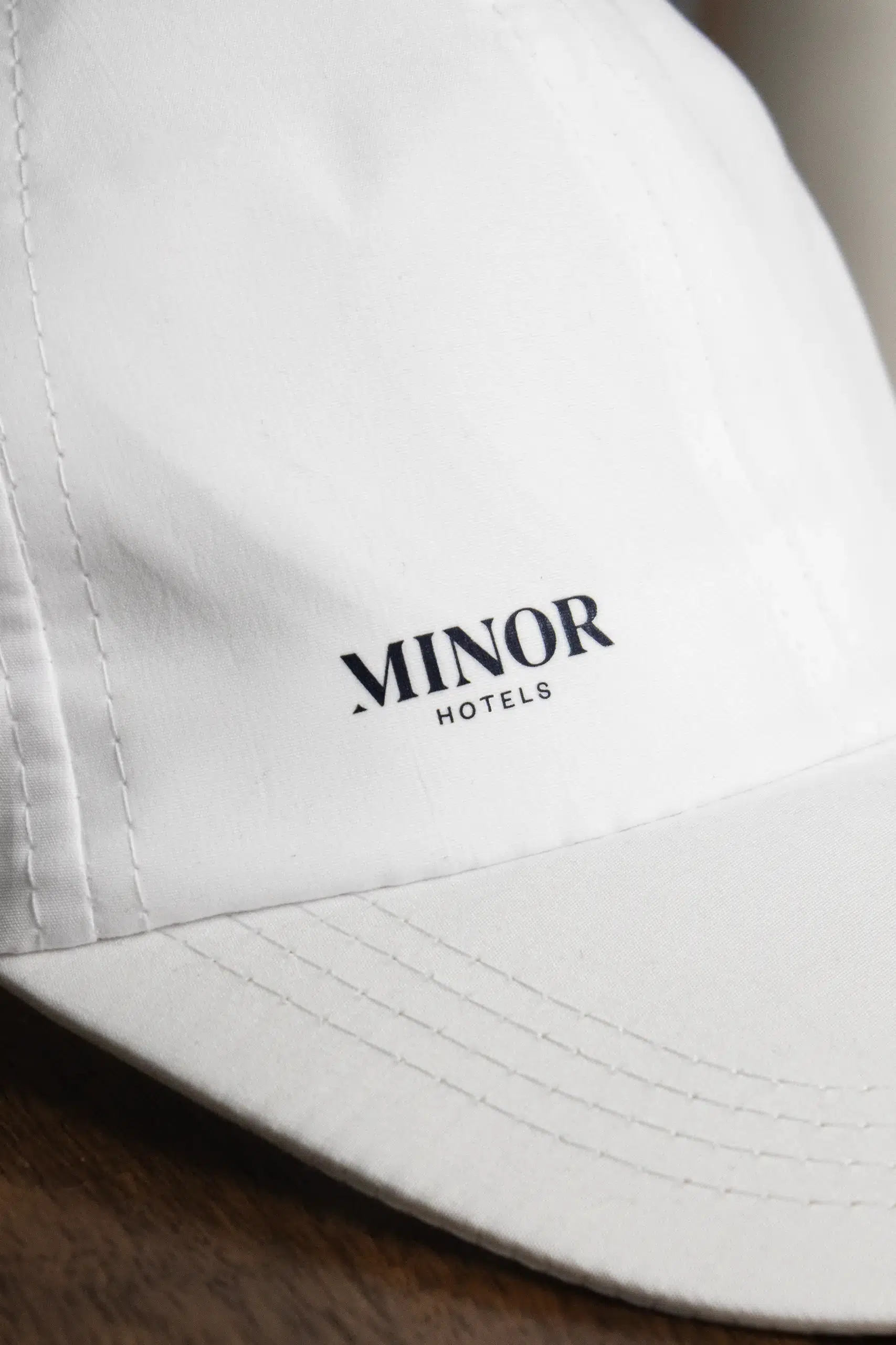 Gorra blanca personalizada con el logotipo de Minor Hotels