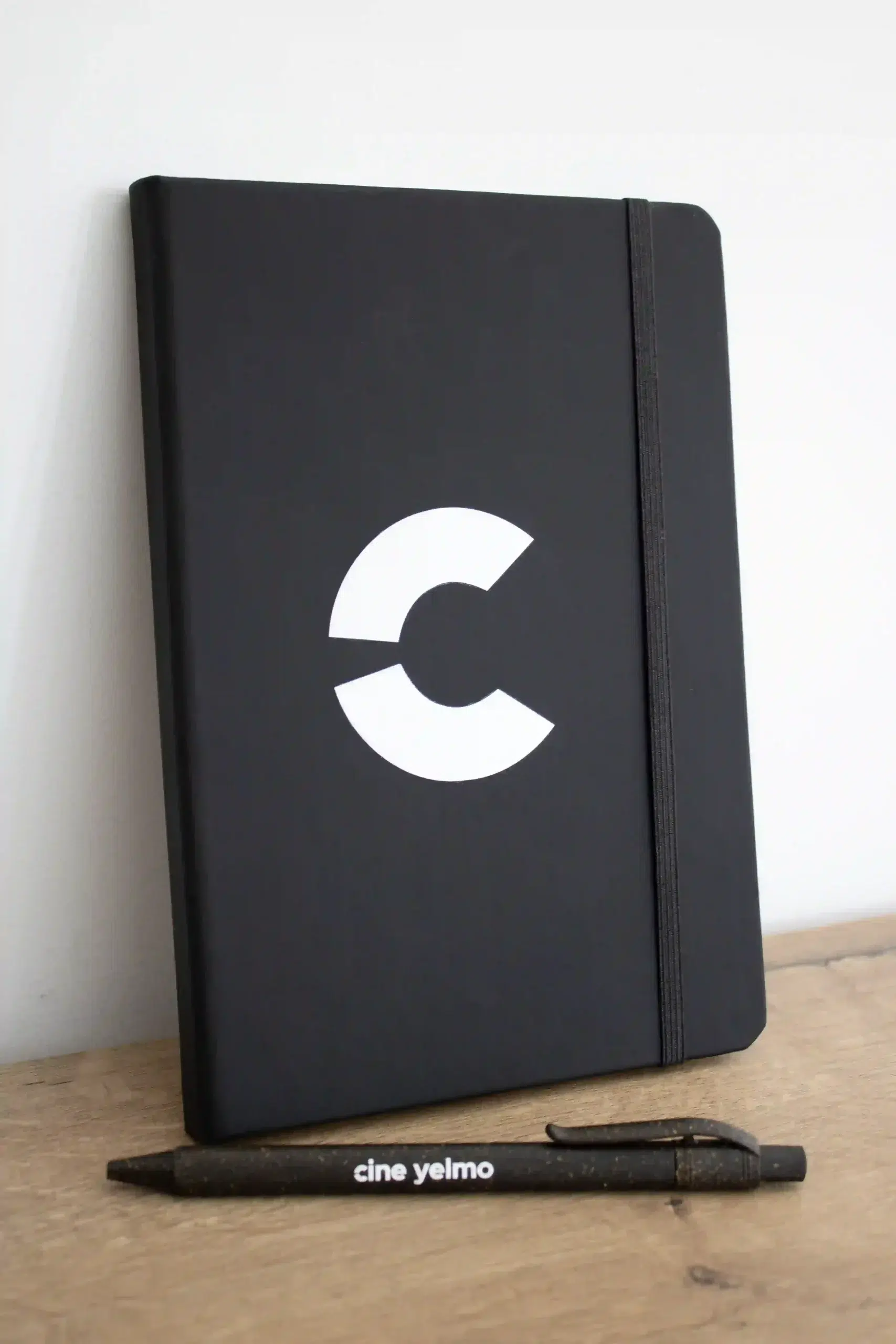 Cuaderno reciclado y bolígrafo marrón personalizados para la marca YELMO CINES