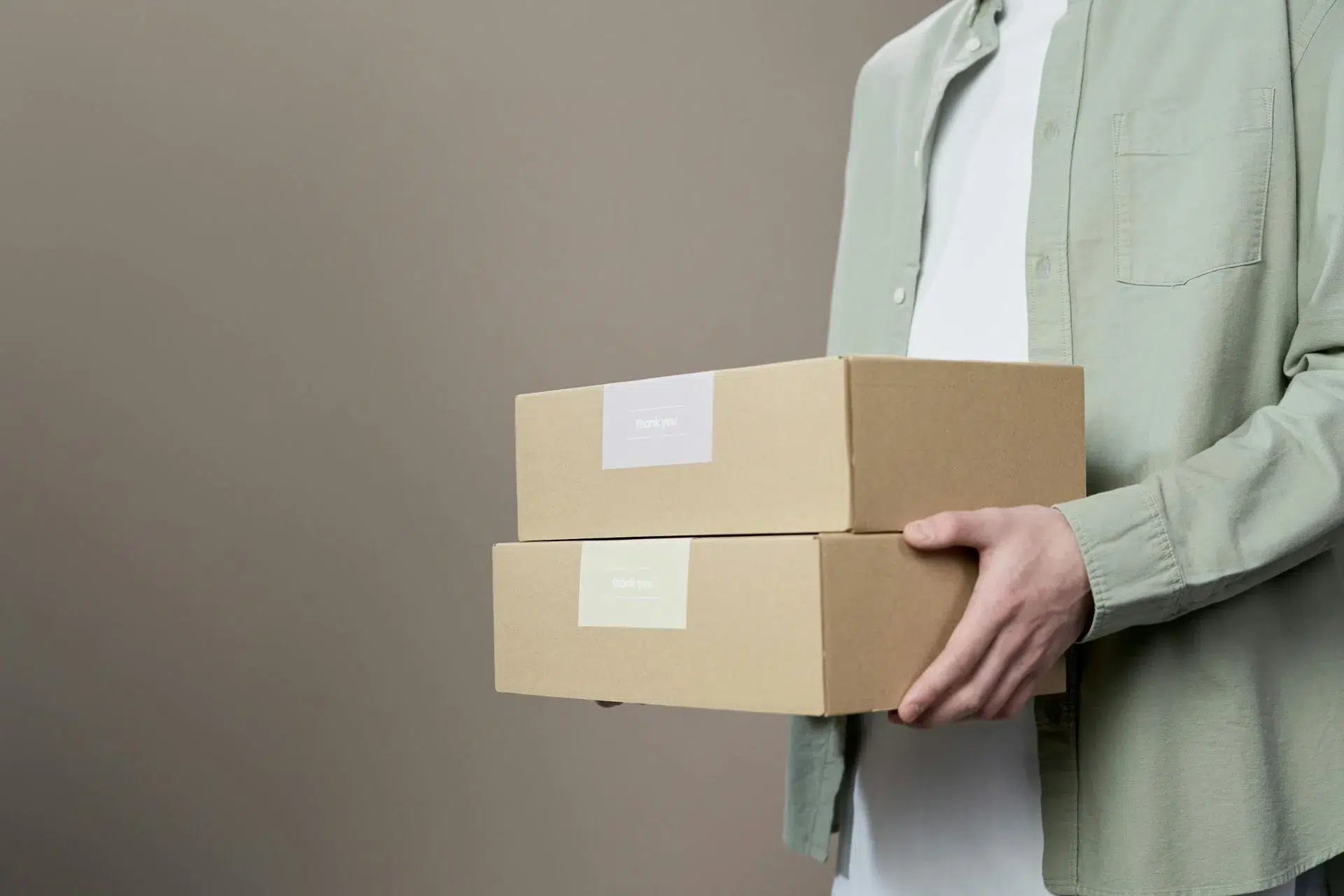 Cómo diseñar tu welcome pack Chica desembalando una caja con tazas en el interior
