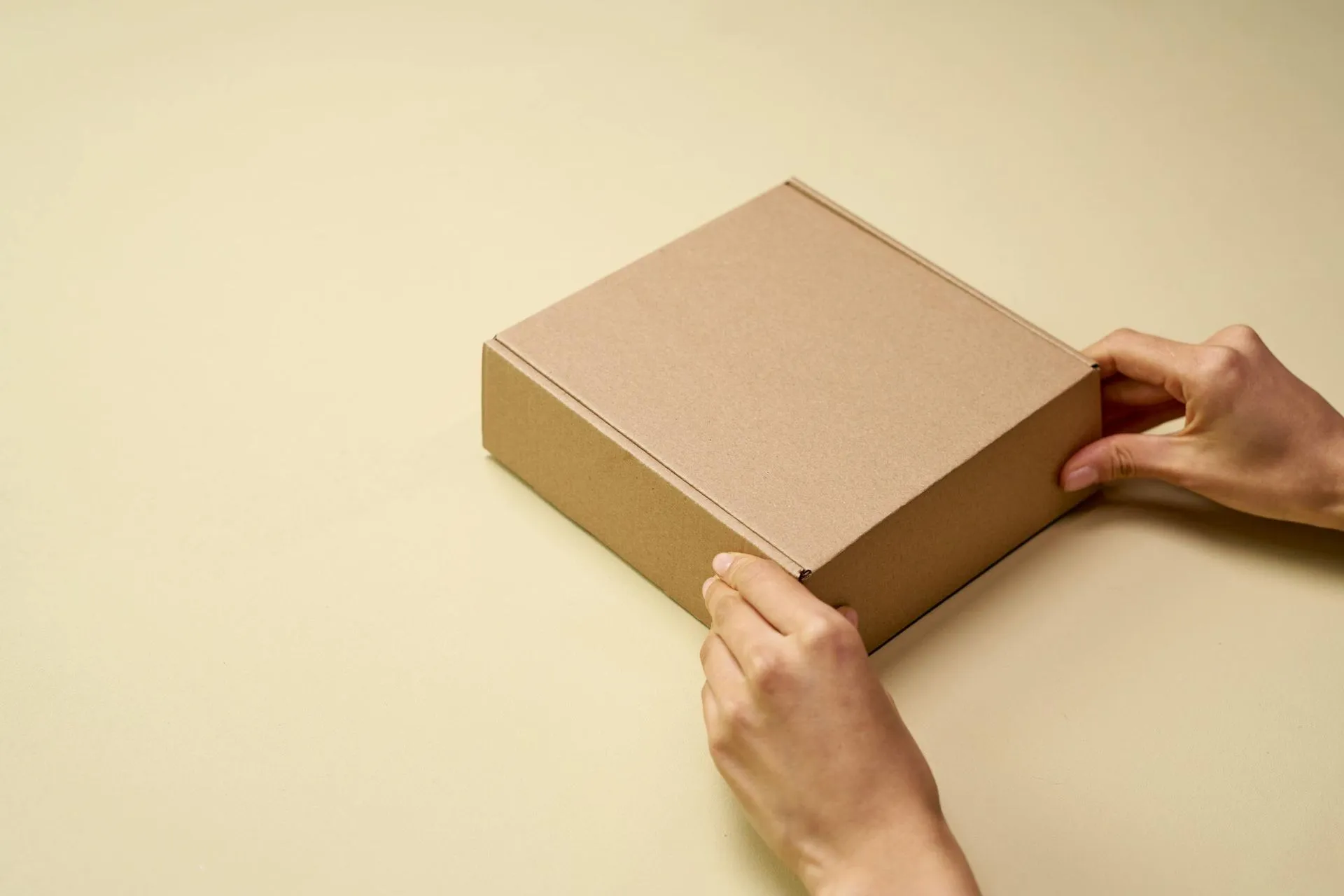 Welcome packs sostenibles vs. welcome packs tradicionales. ¿En qué bando estás?