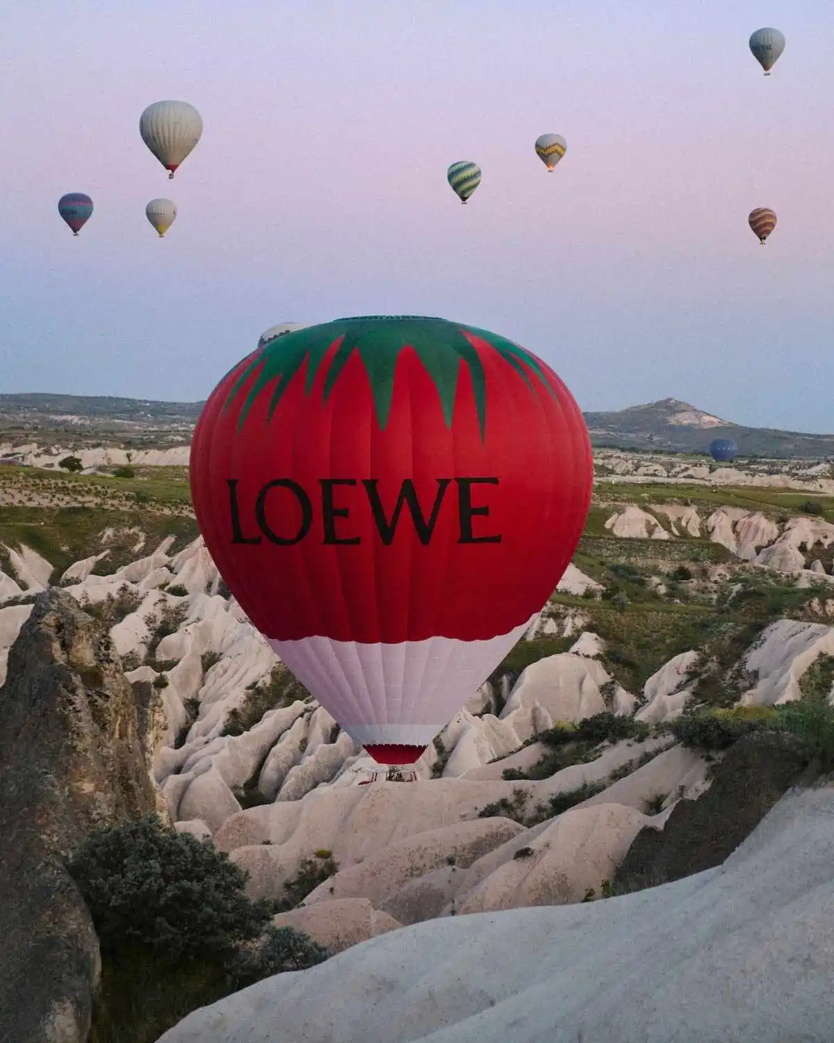 Globo aerostático LOEWE Globo aerostático con la imagen de la marca de LOEWE sobrevolando el cielo