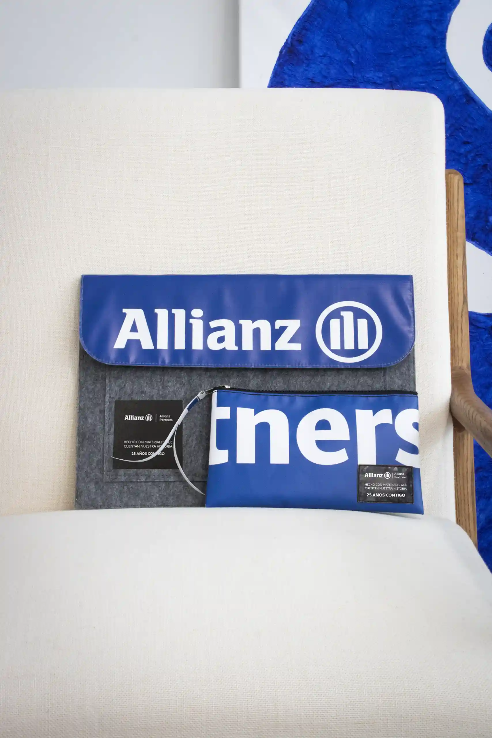 Funda de portátil y neceser hecho con lona publicitaria reciclada de la marca Allianz