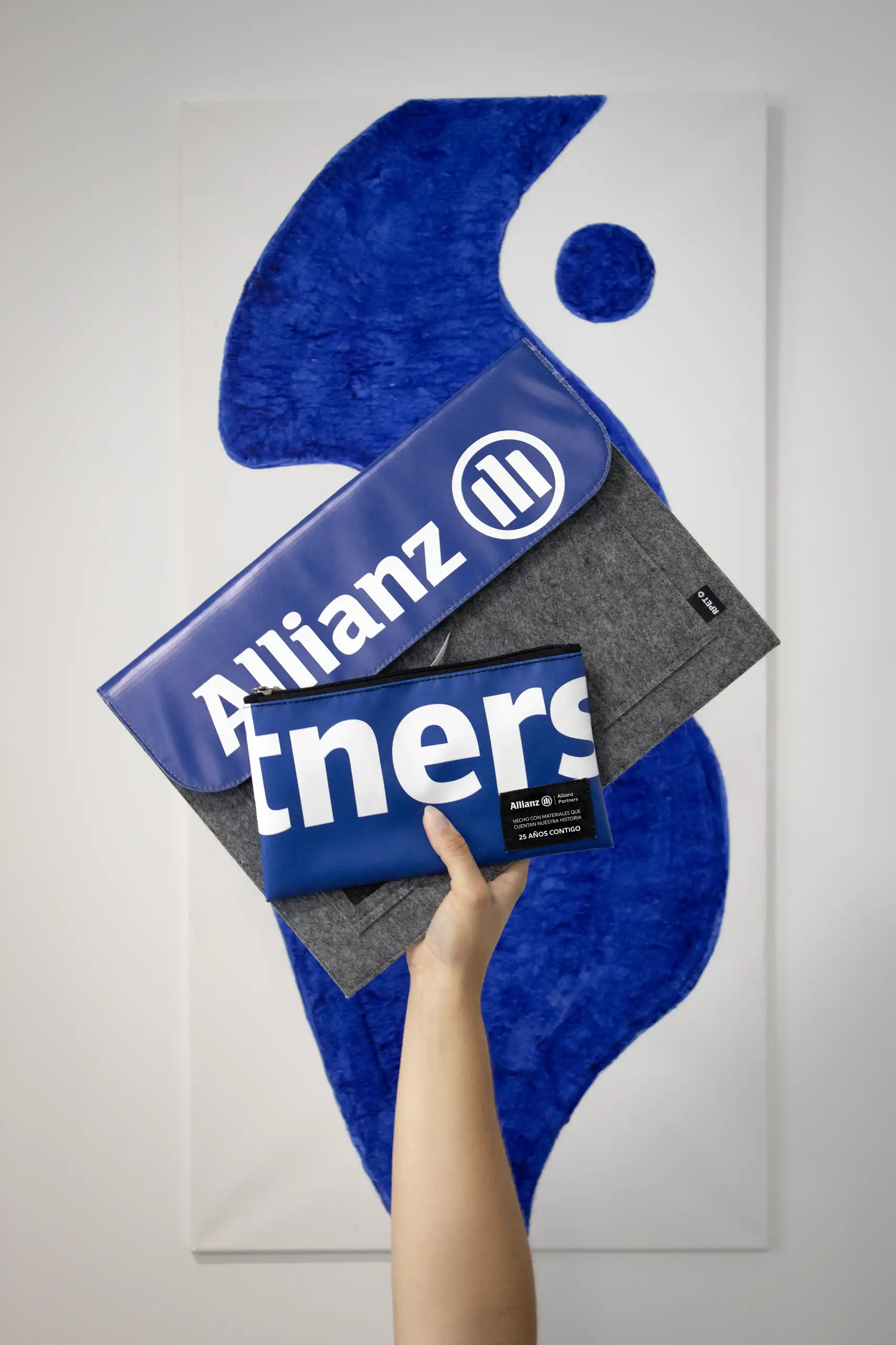 Funda de portátil y neceser hecho con lona reciclada