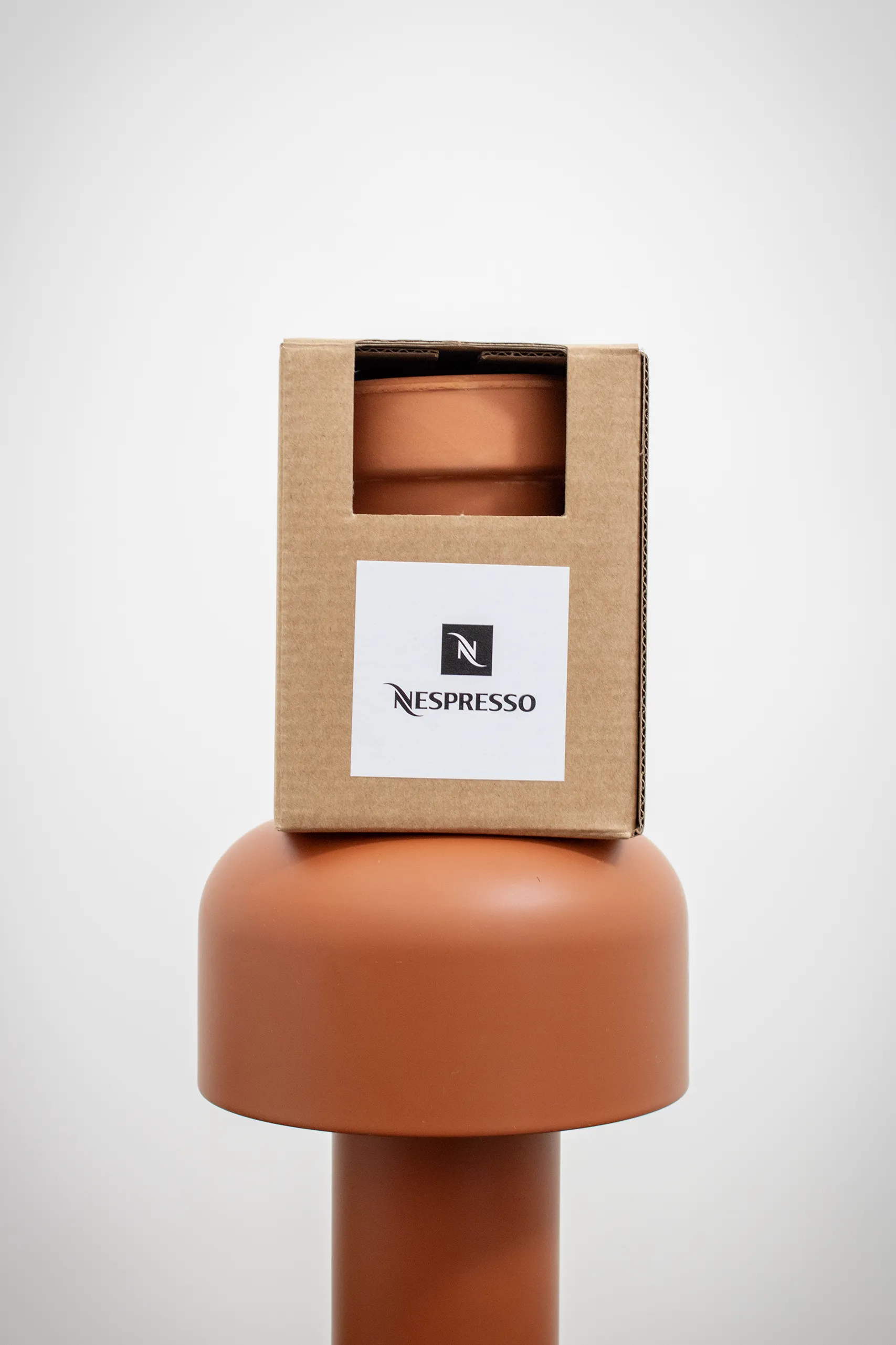 Caja de cartón con un kit plantable dentro personalizada para la marca Nespresso