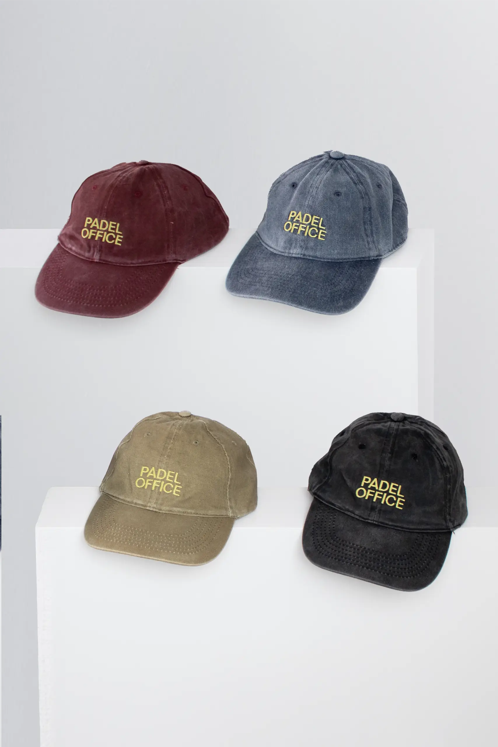 4 gorras vintage de colores personalizadas con la marca de Padel Office