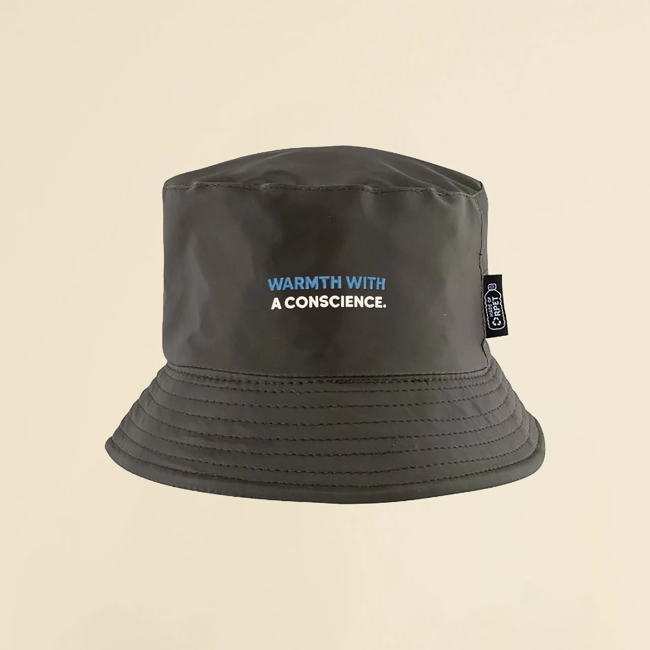 Gorro TWIST verde Gorro verde impermeable reversible ecológico personalizado sobre un fondo beige