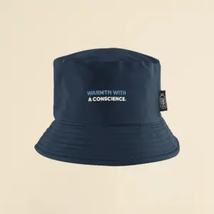 Gorro azul impermeable reversible ecológico personalizado sobre un fondo beige