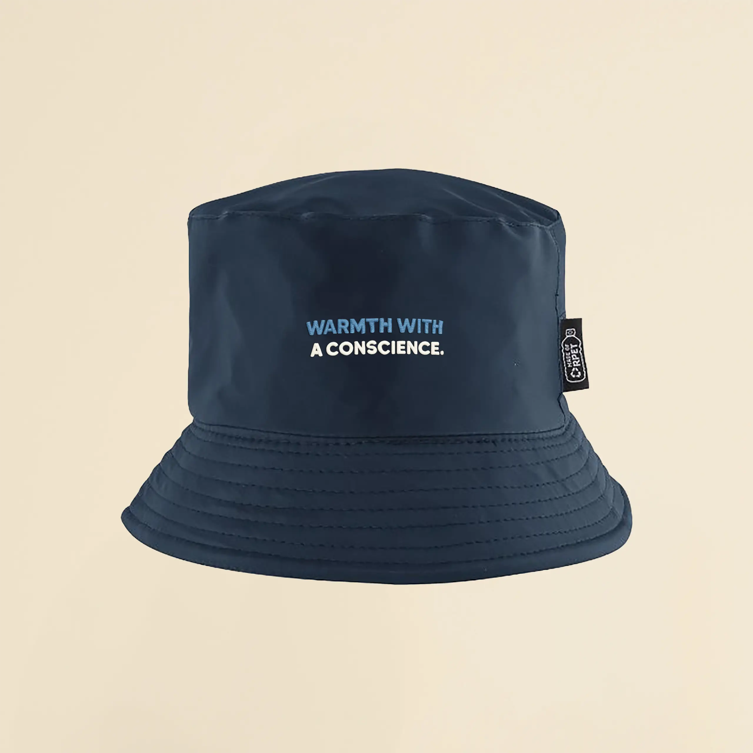 Gorro azul impermeable reversible ecológico personalizado sobre un fondo beige
