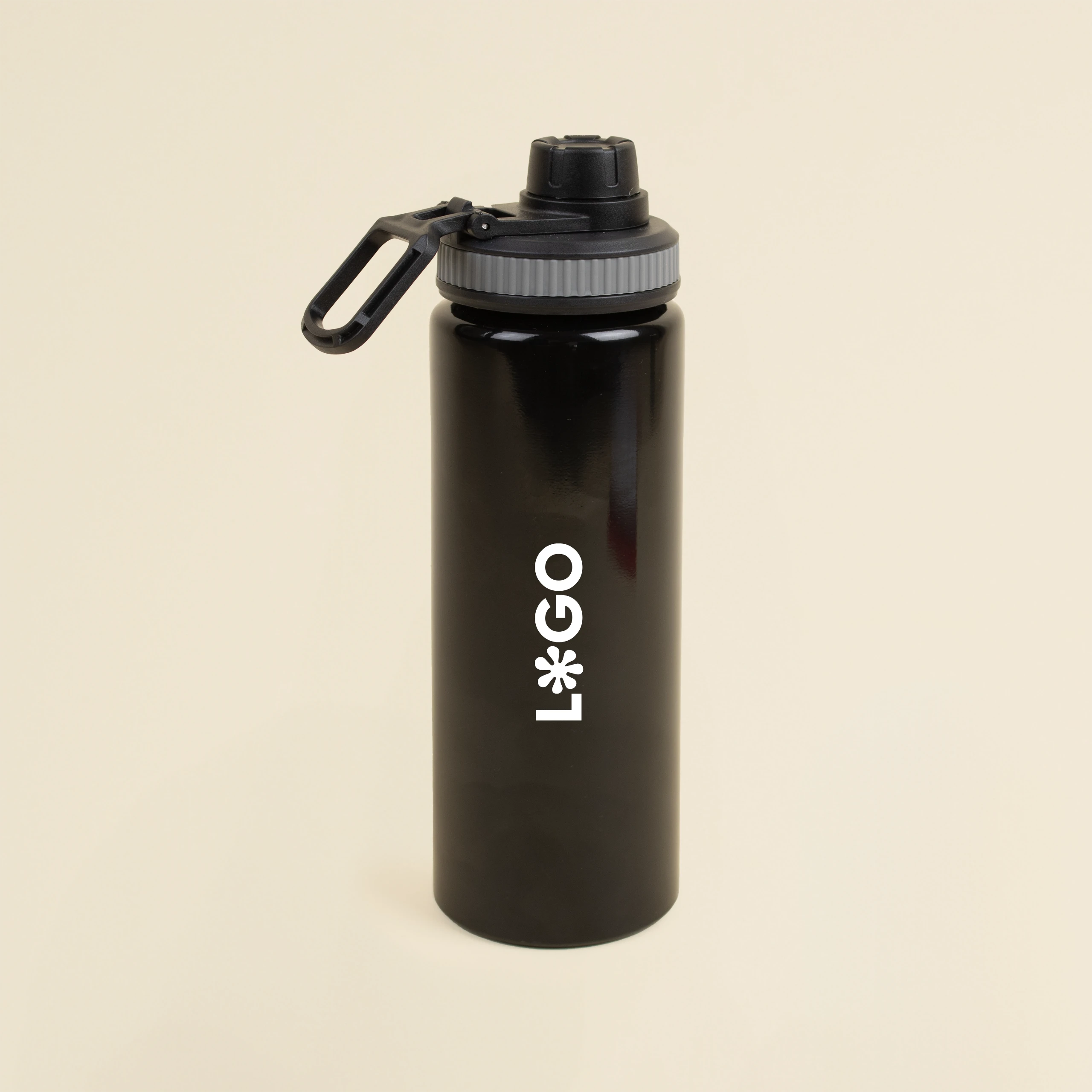 Botella deportiva negra personalizada en aluminio reciclado sobre un fondo beige