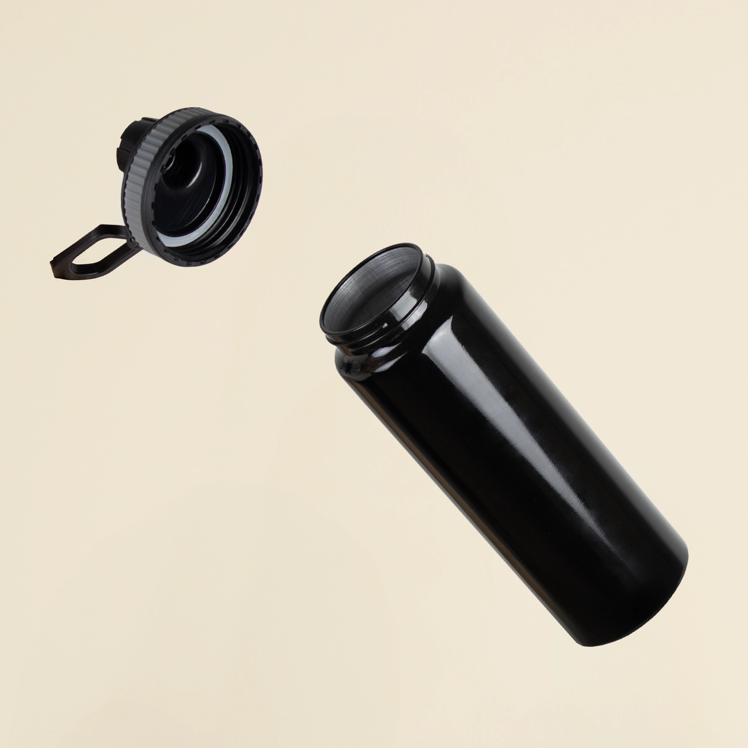Botella deportiva personalizada BIBO Botella deportiva negra personalizada en aluminio reciclado abierta sobre un fondo beige