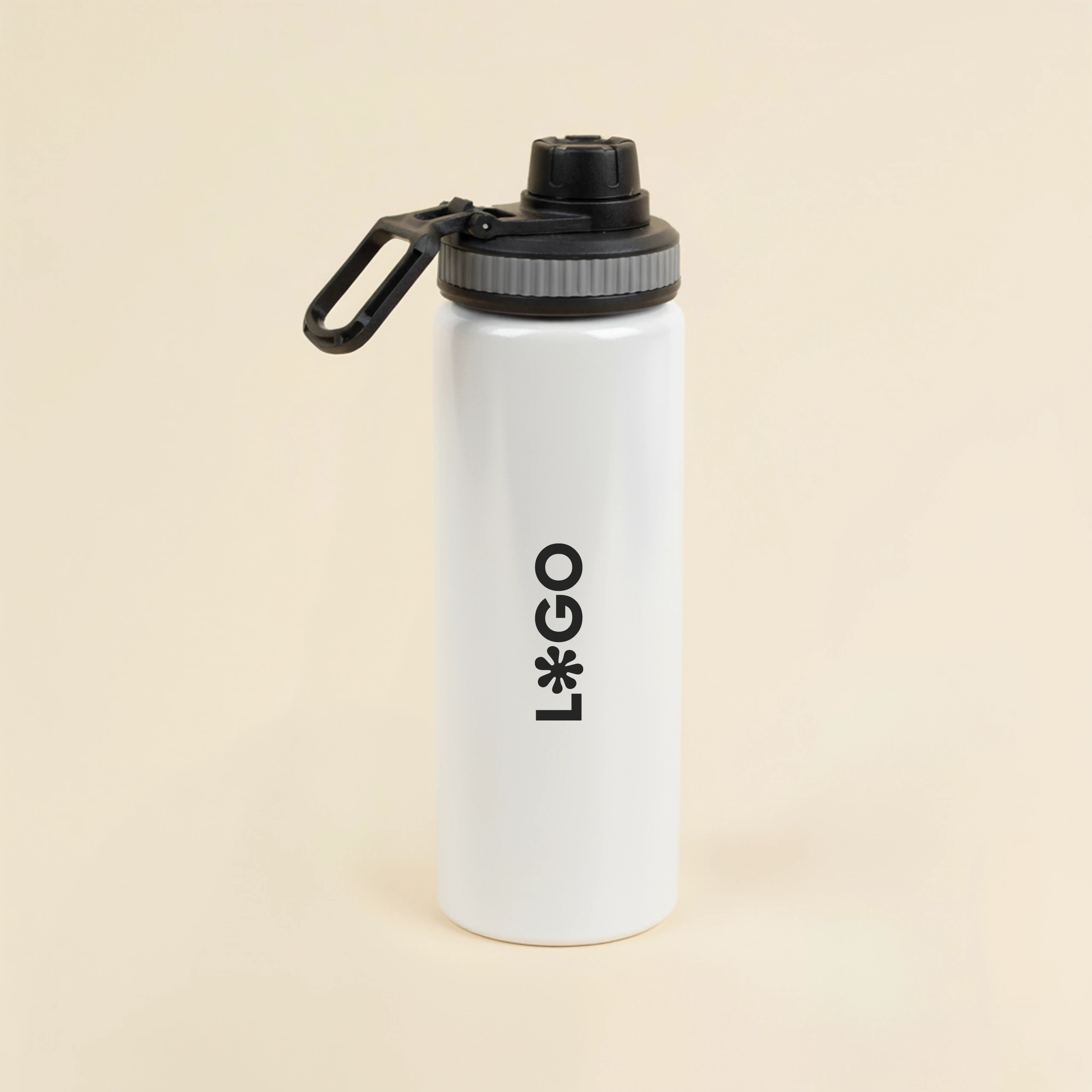 Botella deportiva blanca personalizada en aluminio reciclado sobre un fondo beige