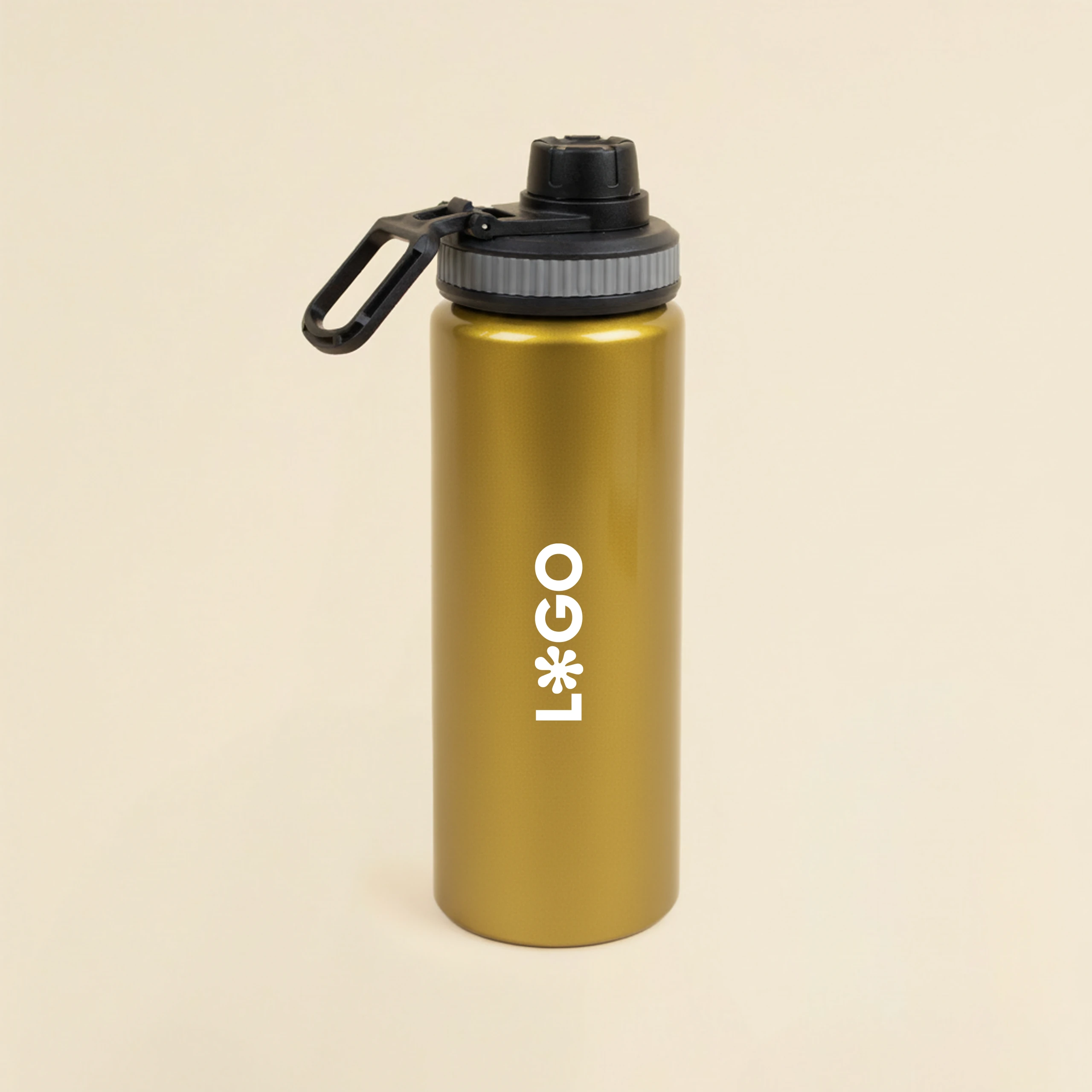 Botella deportiva amarilla personalizada en aluminio reciclado sobre un fondo beige