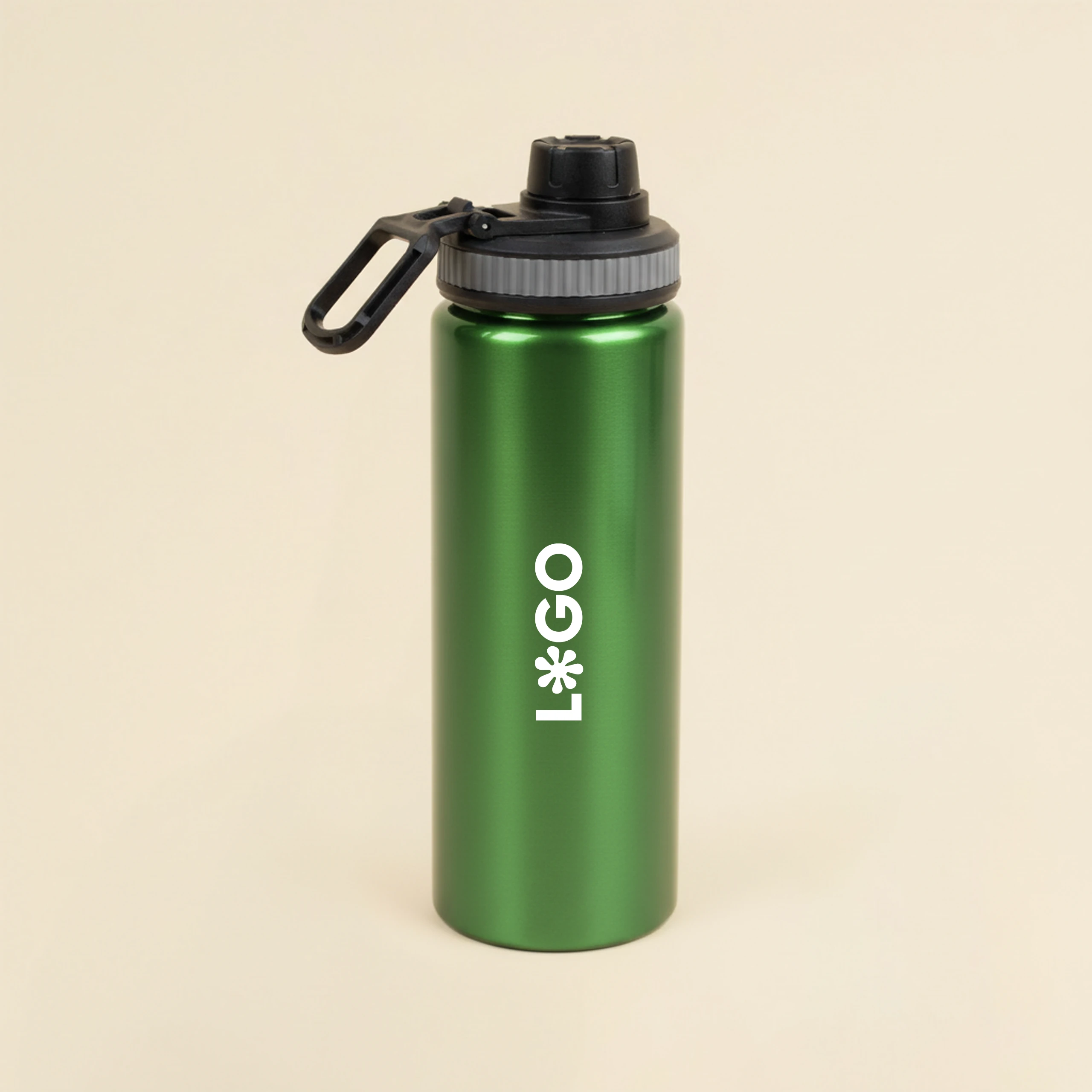 Botella deportiva verde personalizada en aluminio reciclado sobre un fondo beige