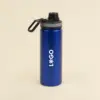 Botella deportiva personalizada BIBO azul Botella deportiva azul personalizada en aluminio reciclado sobre un fondo beige