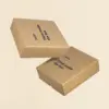 Dos cajas M personalizadas a un color sobre fondo beige