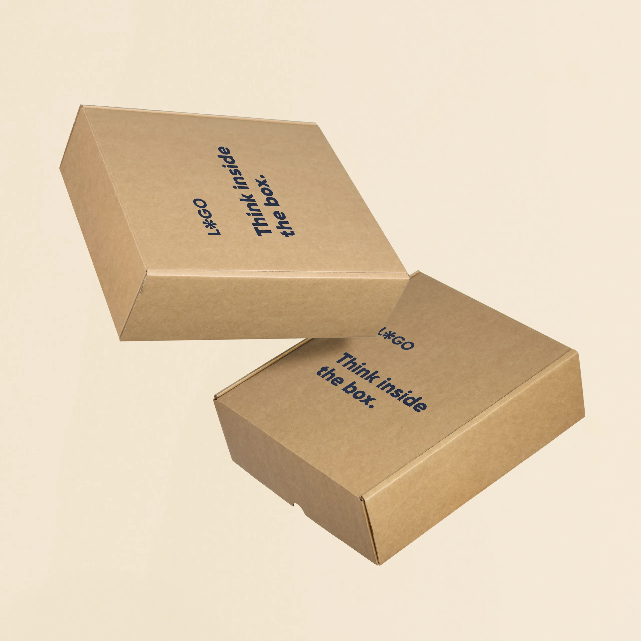 Dos cajas M personalizadas a un color sobre fondo beige